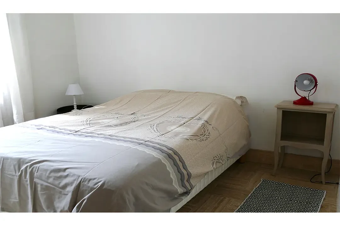 1080 o Gîte le Lido maison avec cour fermée espace extérieur 2 chambres cuisine salle de bain avec douche appartement le roseline confortable moderne accès jardin et extérieur douche cuisine une chambre séparée lit double endroit tranquille Le Lido gîte et logement