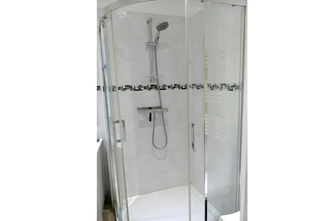 douche Gîte le Lido maison avec cour fermée espace extérieur 2 chambres cuisine salle de bain avec douche appartement le roseline confortable moderne accès jardin et extérieur douche cuisine une chambre séparée lit double endroit tranquille Le Lido gîte et logement