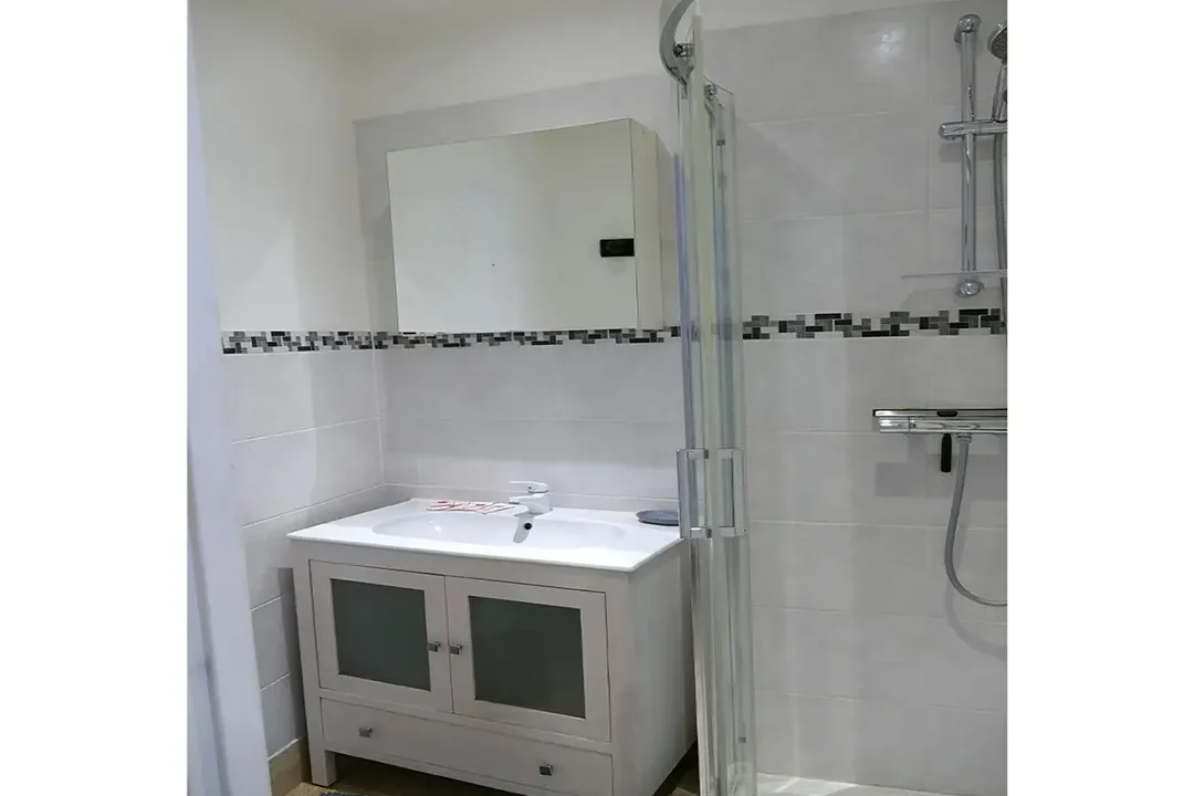 salle de bain Gîte le Lido maison avec cour fermée espace extérieur 2 chambres cuisine salle de bain avec douche appartement le roseline confortable moderne accès jardin et extérieur douche cuisine une chambre séparée lit double endroit tranquille Le Lido gîte et logement