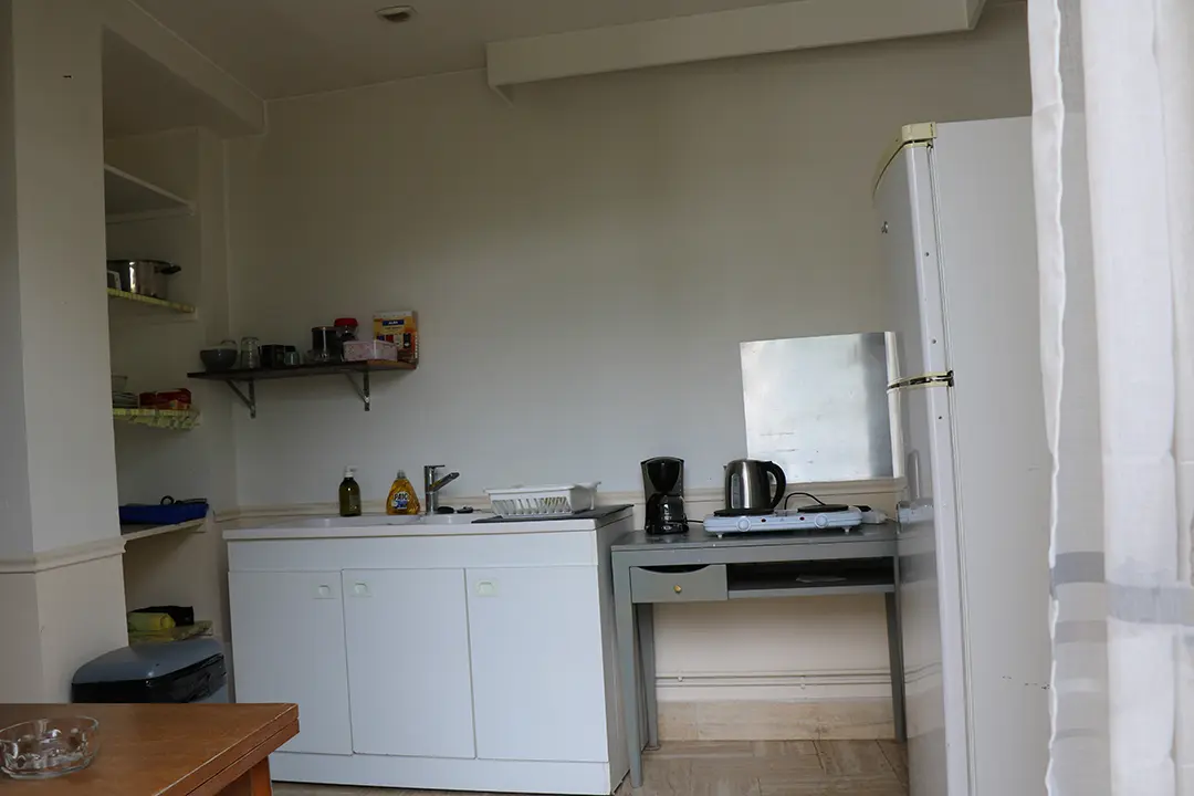 Cuisine Gîte le Lido de Sézanne maison avec cour fermée espace extérieur 2 chambres cuisine salle de bain avec douche appartement le roseline confortable moderne accès jardin et extérieur douche cuisine une chambre séparée lit double endroit tranquille Le Lido gîte et logement