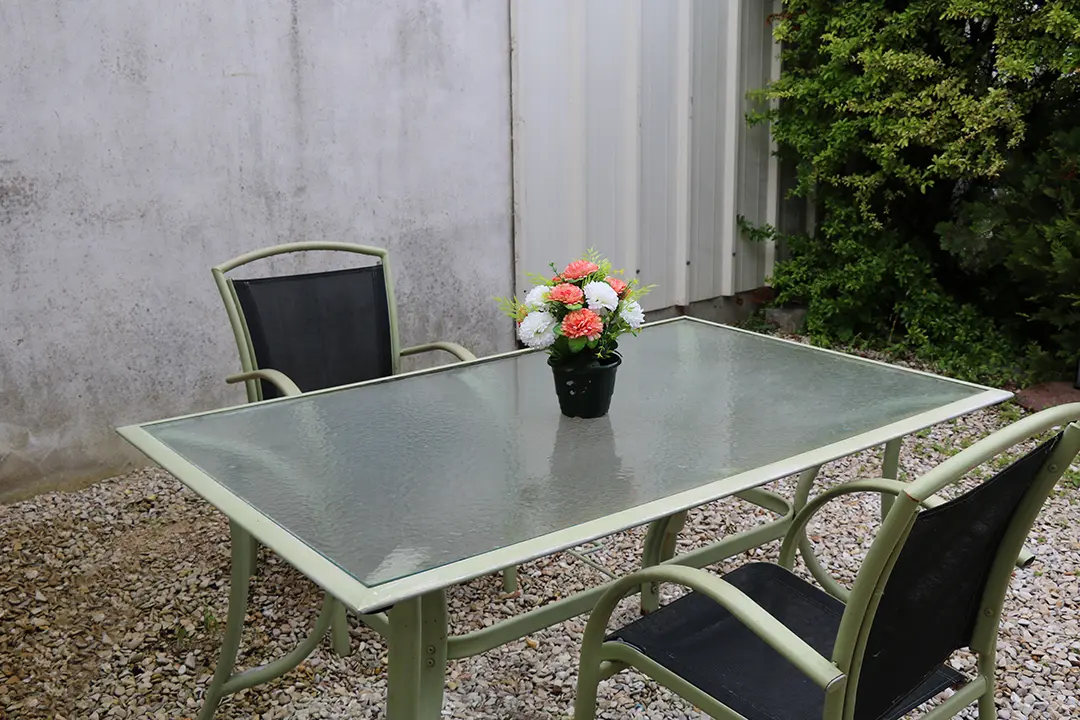 extérieur maison Gîte le Lido de Sézanne maison avec cour fermée espace extérieur 2 chambres cuisine salle de bain avec douche appartement le roseline confortable moderne accès jardin et extérieur douche cuisine une chambre séparée lit double endroit tranquille Le Lido gîte et logement